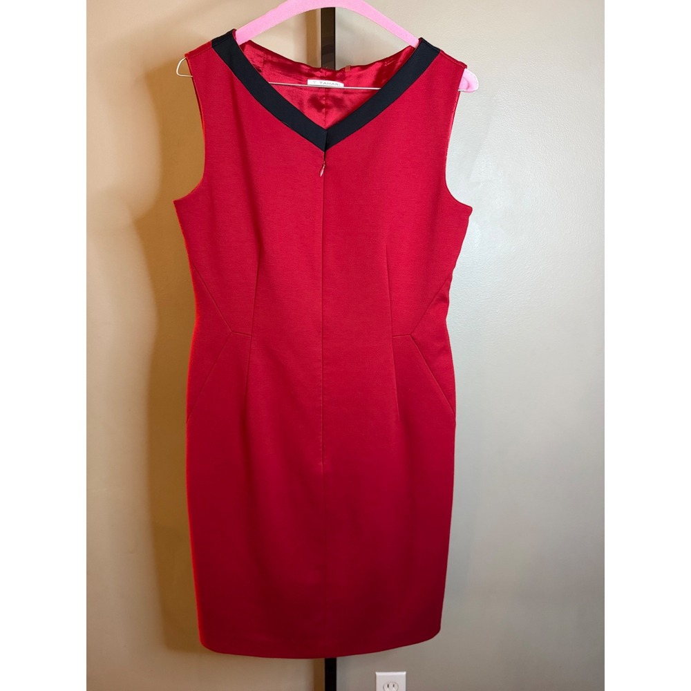T Tahari Red V-Neck Sheath Dress Black Trim Pockets Size 8 Sleeveless Workwear - Picture 3 of 5